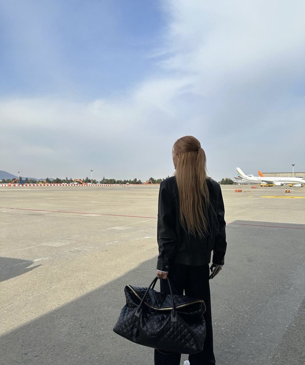 rarbiepark's tweet photo. 230318 #ROSÉ Instagram Update

a business trip typa girl 🛫 https://t.co/GpRK2mXUyL