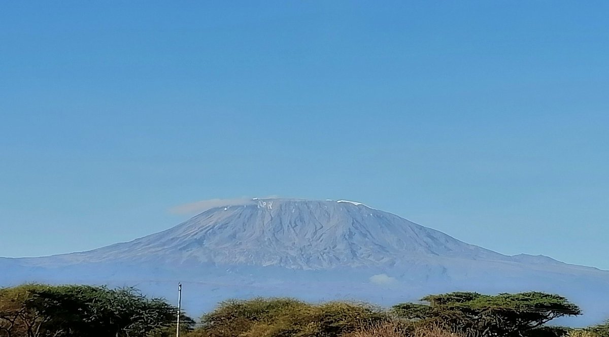 BillyMutai's tweet photo. Waking up to Mt. Kilimanjaro - unfortunately the ice cap is shrinking - sometimes we feel climate change is far afield, in Europe maybe, Asia or even far East, but it's close home https://t.co/e1dpQL33YF