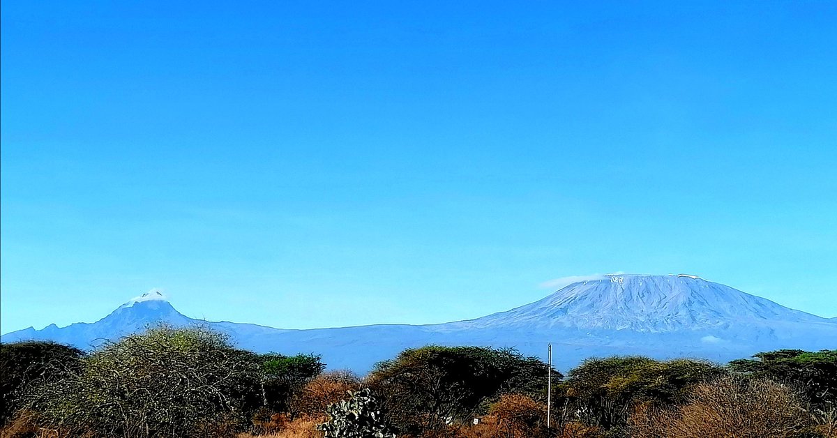BillyMutai's tweet photo. Waking up to Mt. Kilimanjaro - unfortunately the ice cap is shrinking - sometimes we feel climate change is far afield, in Europe maybe, Asia or even far East, but it's close home https://t.co/e1dpQL33YF