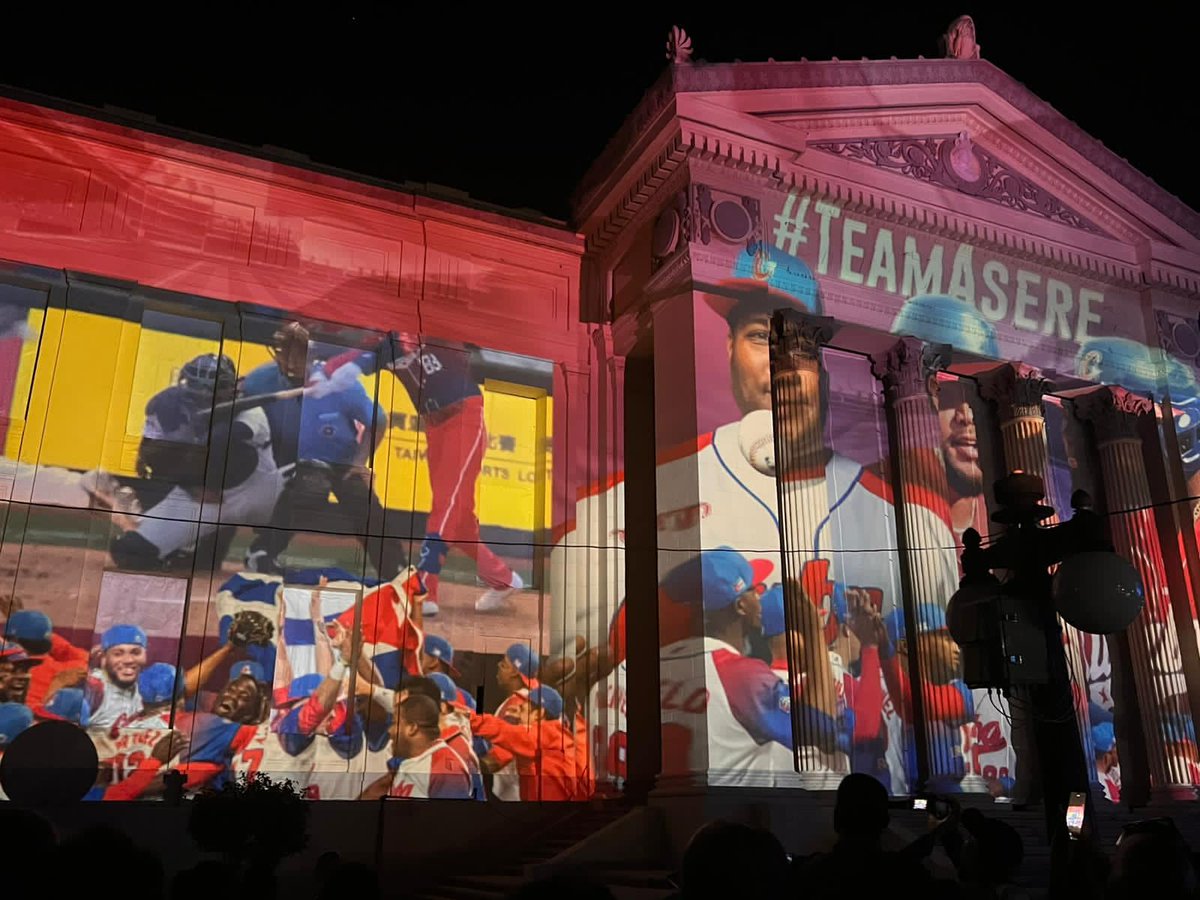 AlmaMater_Rev's tweet photo. 🏛️🔦🎇🇨🇺
La mítica escalinata que cada enero sigue reuniendo todo el fervor de las juventudes, la misma que antaño fue bastión estudiantil en la lucha contra la injusticia, acogió este viernes el concierto de clausura del II Coloquio Internacional #Patria. https://t.co/DXoZVK2W3Q