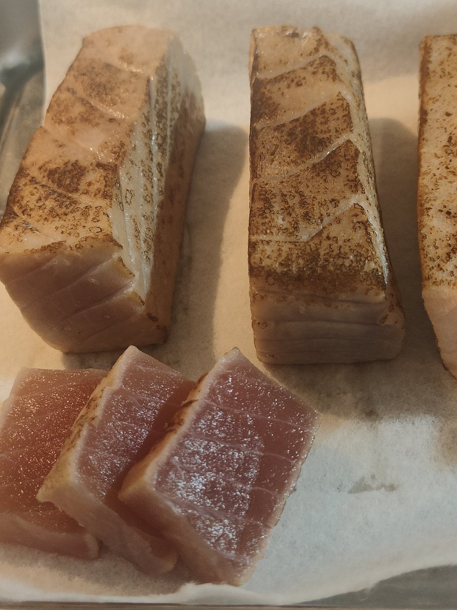 Umisachishiro3's tweet photo. 本日、マグロの海鮮丼は炙りマグロに変更できます。軽く塩をふって炙りました。香ばしくて、焼いた食感も良いです😄
#マグロ
#白金高輪
#グルメ
#海鮮丼 https://t.co/IqcnwBiodA
