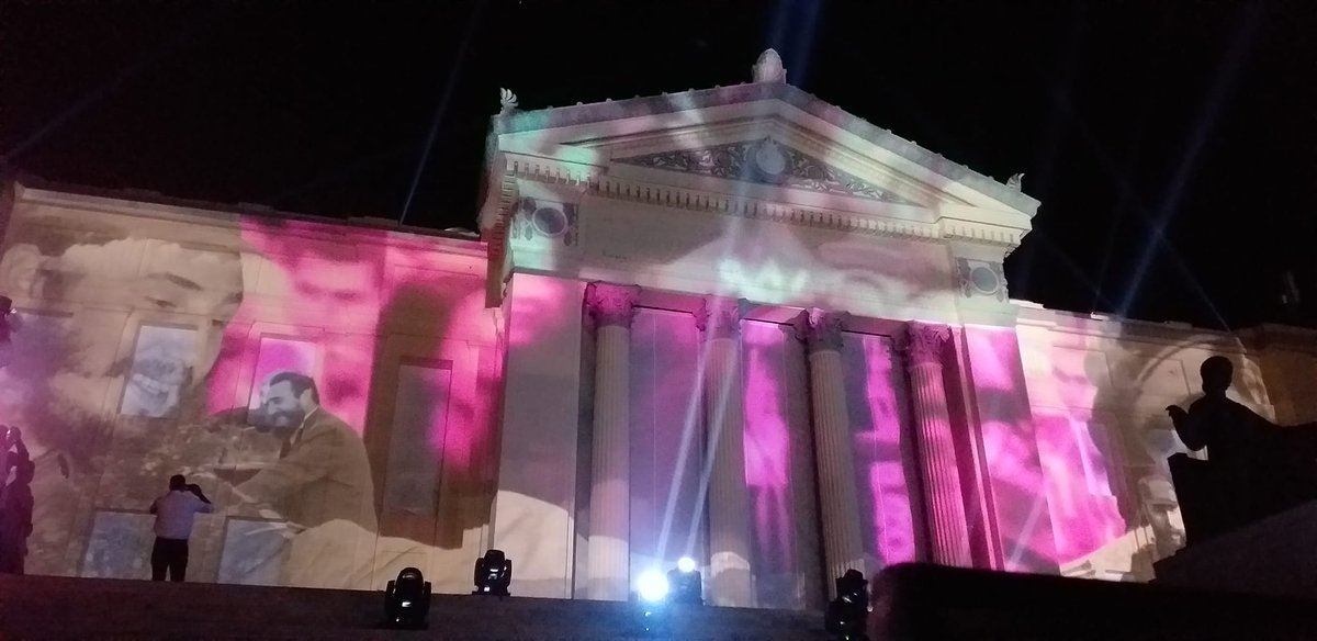 AlmaMater_Rev's tweet photo. 🏛️🔦🎇🇨🇺
La mítica escalinata que cada enero sigue reuniendo todo el fervor de las juventudes, la misma que antaño fue bastión estudiantil en la lucha contra la injusticia, acogió este viernes el concierto de clausura del II Coloquio Internacional #Patria. https://t.co/DXoZVK2W3Q