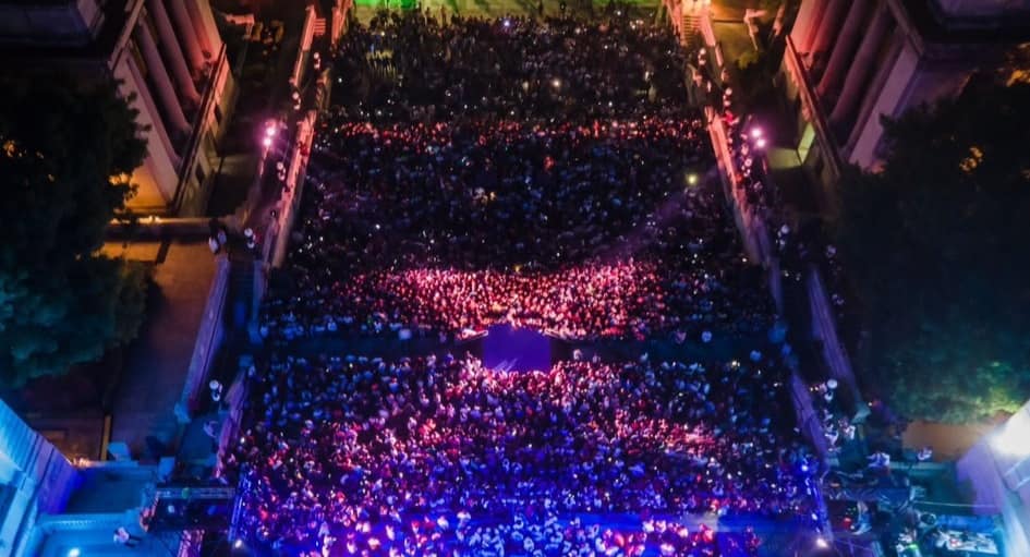 AlmaMater_Rev's tweet photo. 🏛️🔦🎇🇨🇺
La mítica escalinata que cada enero sigue reuniendo todo el fervor de las juventudes, la misma que antaño fue bastión estudiantil en la lucha contra la injusticia, acogió este viernes el concierto de clausura del II Coloquio Internacional #Patria. https://t.co/DXoZVK2W3Q