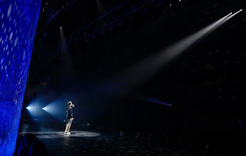 230318 럭초 민호 스탭리포트(번역 요약)

팬미 첫날 역시 비..! 아메노오토코 민호 🌧 작년 베초 첫날에도 비가 내렸는데 역시.. 비에도 지지 않는 민호 공연장 등장!

리허설 중 일본 스탭과 모두 일본어로 소통하며 세세한 곳까지 체크하던 민호