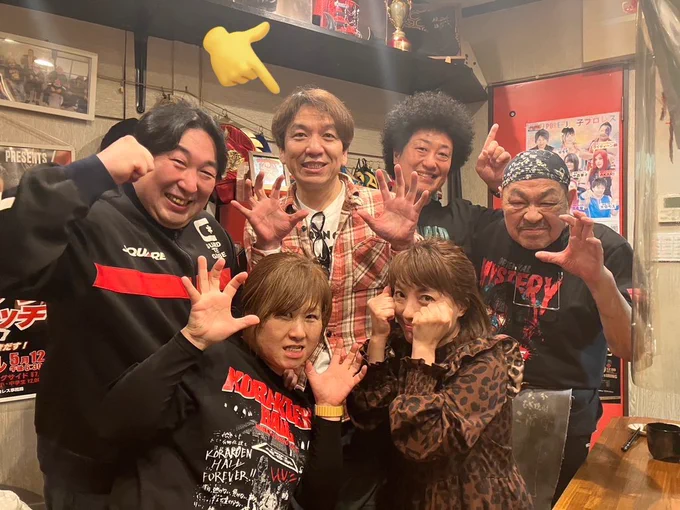 昨晩は
伝説のプロレスラー、ザ・グレートカブキさんのお店でご飯会。

異業種の世界の話や昔話が面白過ぎて笑いすぎたせいか、目覚めて以来脳がスッキリして元気いっぱいです

でも喋りすぎて喉がガラガラです。

ボクの隣…妖怪ウォッチのコミック20巻(P184)に似たアフロの人が…! 