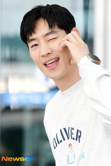 infodrakor_id's tweet photo. #LeeJeHoon udah di Incheon mau otw ke Indonesia guys 😍✈️

Siapa yang besok nonton fanmeentnya Kang Taxi? 

#LeeJeHooninJakarta https://t.co/a0feMLBlUH