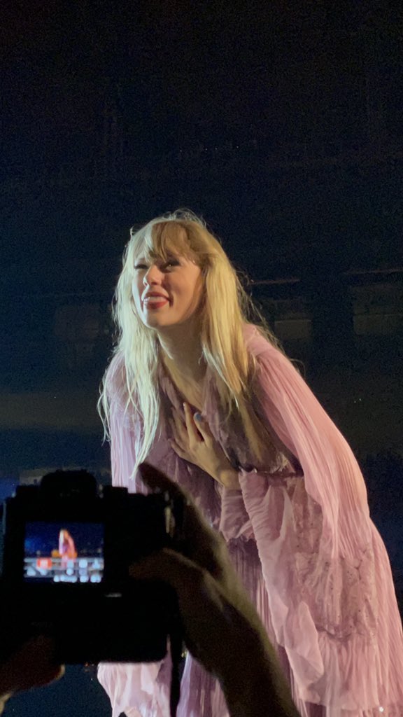 tswifthinker's tweet photo. Oh to be this close to her https://t.co/ET4O5TxWTJ