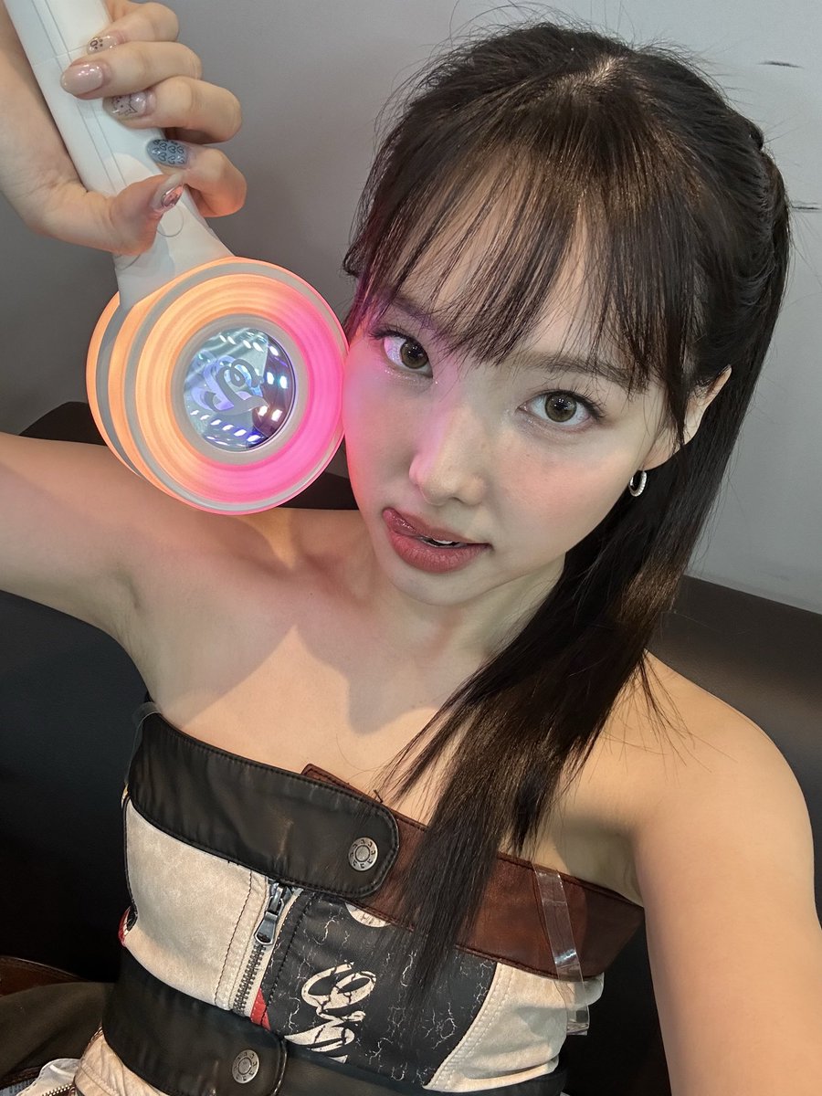 Nayeon Lesbian Protector On Twitter No Ones Looking At That Damn Candy Bong 