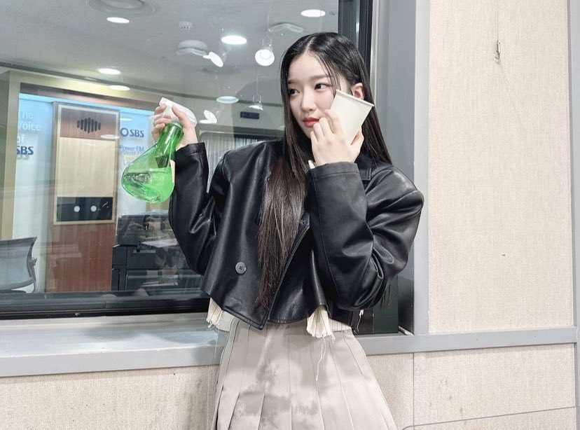 yooyeoo's tweet photo. ꒰ 아름다운 밤이..❀ ꒱ d͟ɑ͟i͟n͟t͟i͟n͟e͟s͟s adolescent captured by the camera and perpetuate her splendour among the stillness that disseminate graceful adoration. ˖  ་ 🎀 black jacket with dangling hair looking so captivating, showing that epitome of flawless beauty here. ★ https://t.co/ZlynreZn7R