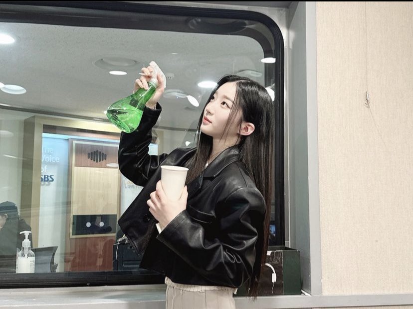 ꒰ 아름다운 밤이..❀ ꒱ d͟ɑ͟i͟n͟t͟i͟n͟e͟s͟s adolescent captured by the camera and perpetuate her splendour among the stillness that disseminate graceful adoration. ˖  ་ 🎀 black jacket with dangling hair looking so captivating, showing that epitome of flawless beauty here. ★