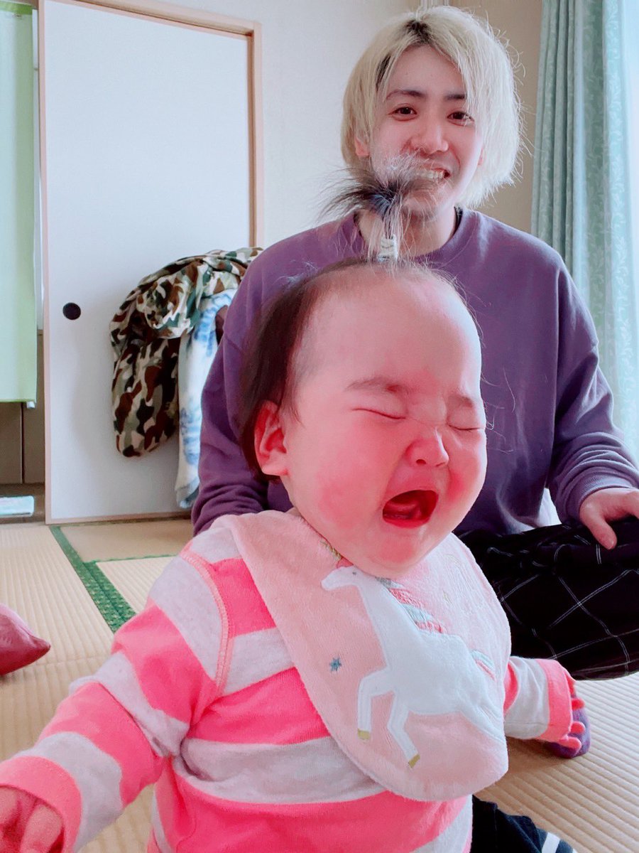 0624tkms's tweet photo. 姪っ子と初顔合わせ
おもちゃプレゼントして気づかないように後ろに隠れて目が合った瞬間の流れ
可愛い https://t.co/2tVXHn2dWM