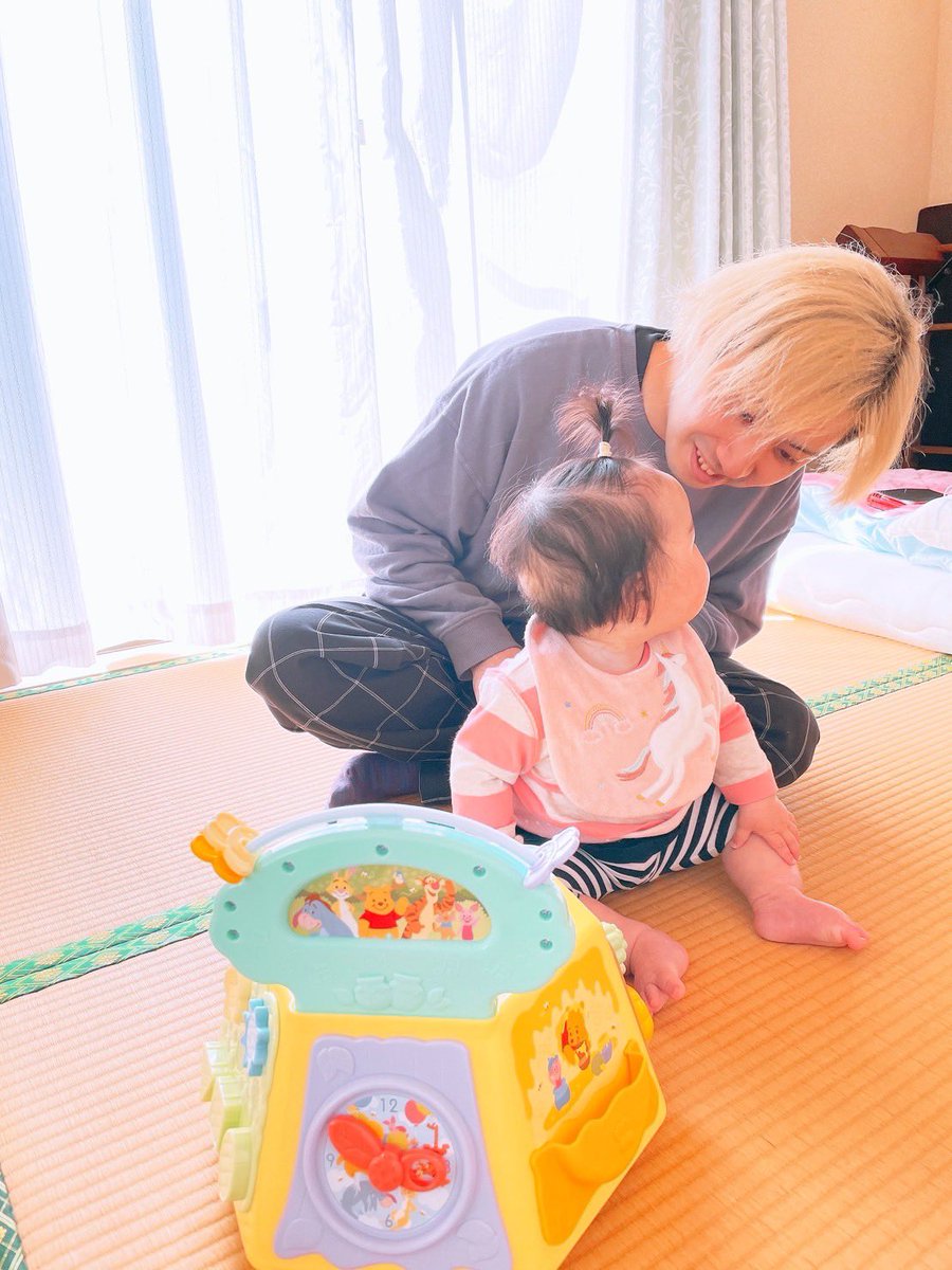 0624tkms's tweet photo. 姪っ子と初顔合わせ
おもちゃプレゼントして気づかないように後ろに隠れて目が合った瞬間の流れ
可愛い https://t.co/2tVXHn2dWM