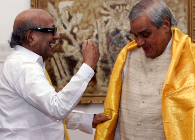 KarikalanIrai's tweet photo. @thisisRaj_ 200 ரூபாய் பொறுக்கிகளுக்கு வணக்கம் 🙏🏿 https://t.co/J15x9Poluj