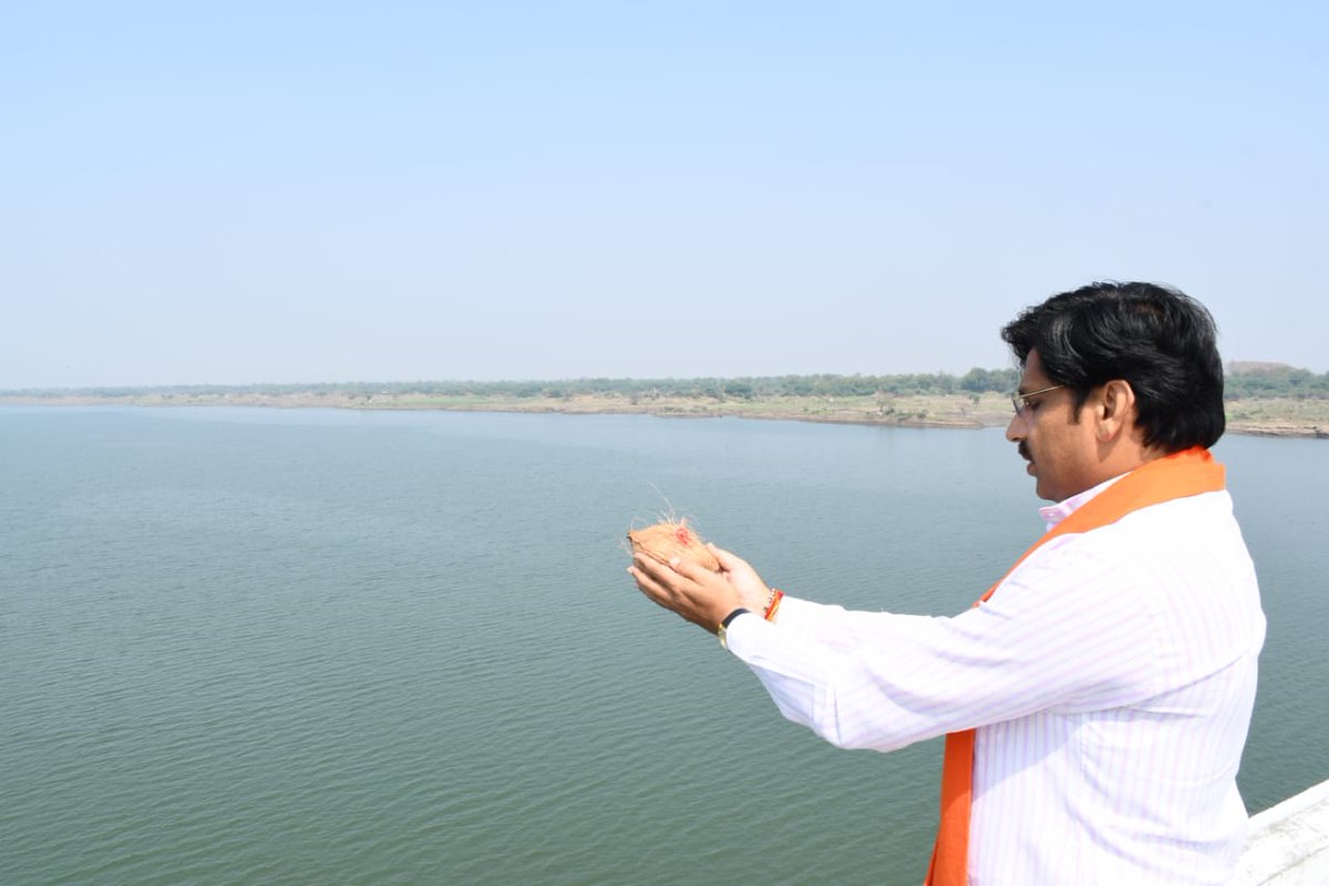 DrSumerSolanki1's tweet photo. नर्मदे हर...!!

"कृतान्त दूत काल भुत भीति हारि वर्मदे
त्वदीय पाद पंकजम नमामि देवी नर्मदे" 

आज अलीराजपुर जिले में प्रवास के दौरान कसरावद(बड़वानी) में प्रातः स्मरणीय,पुण्य सलिला माँ नर्मदा जी के दर्शन-पूजन और आशीर्वाद लेकर समस्त देशवासियों की सुख-समृद्धि के लिए प्रार्थना की....!! https://t.co/BIe5VBu119