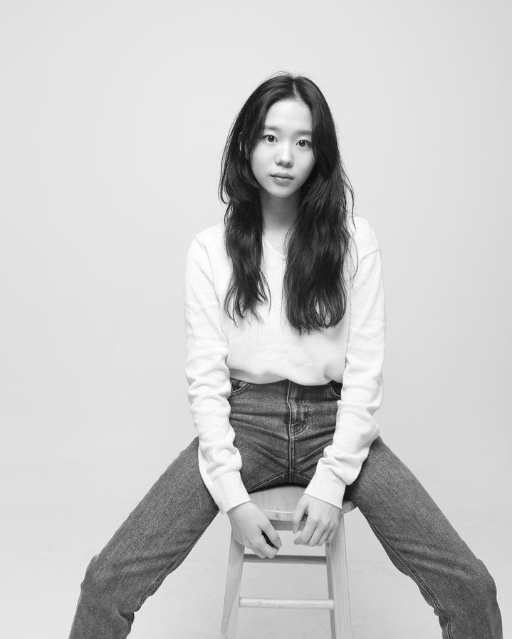i_soe_ssi's tweet photo. soe's duality in this post 🤍 not at her giving me buterflies still 🦋✨ https://t.co/DurTZVfzoP