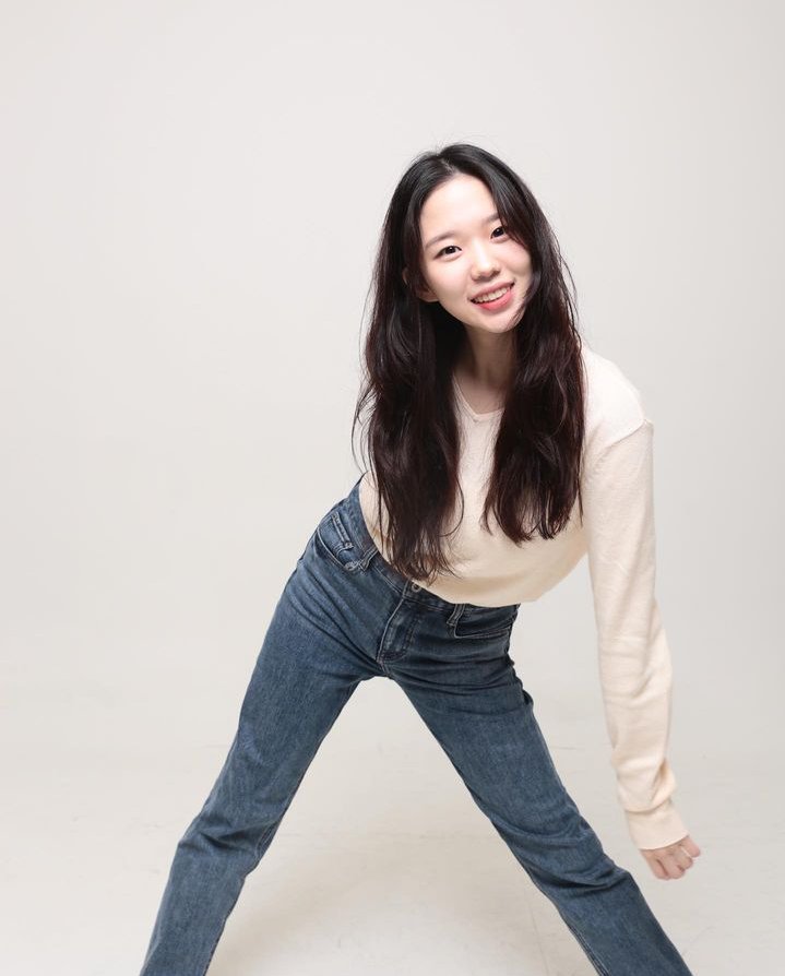 i_soe_ssi's tweet photo. soe's duality in this post 🤍 not at her giving me buterflies still 🦋✨ https://t.co/DurTZVfzoP