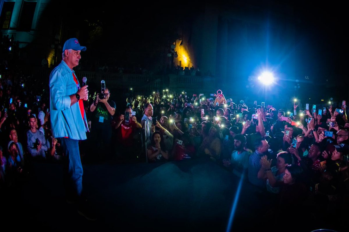 A los jóvenes habló emocionado <a href="/DiazCanelB/">Miguel Díaz-Canel Bermúdez</a> en la <a href="/UdeLaHabana/">Universidad de La Habana</a>: A los que cada día enfrentan las carencias y dificultades, pero que no pierden nunca las esperanzas y los sueños, también todo mi agradecimiento. La Revolución nunca se va a rendir!
#Cuba #YoVotoXTodos 🇨🇺❤️