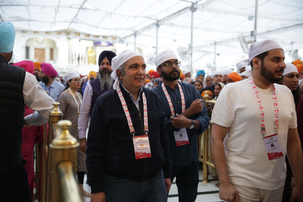 university18's tweet photo. #G20India: Enlightening experience with divine blessings!

#G20 delegates visited the Golden Temple (Sri Harmandir Sahib) to pay obeisance and prayed for peace, prosperity &amp; togetherness in the world. The delegates also visited the community kitchen at the shrine. @g20org https://t.co/rQLH1ZYhiW