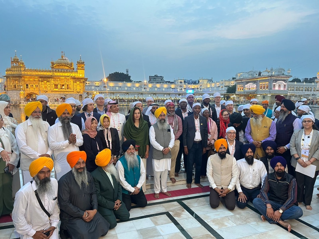 university18's tweet photo. #G20India: Enlightening experience with divine blessings!

#G20 delegates visited the Golden Temple (Sri Harmandir Sahib) to pay obeisance and prayed for peace, prosperity &amp; togetherness in the world. The delegates also visited the community kitchen at the shrine. @g20org https://t.co/rQLH1ZYhiW