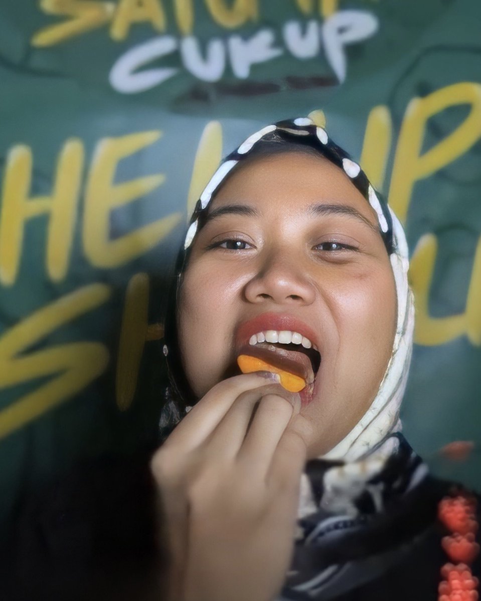 BMVFM's tweet photo. 1. Selepas ditegur kerana membuat ‘kapsyen gatal’ ketika bergambar dengan model lelaki berwajah oppa, Nurul Shuhada Mat Shukri kini didakwa menyinggung perasaan para peminat kerana menjual produk manisannya pada harga kayangan.
RM179 tidak termasuk caj penghantaran RM15. https://t.co/u6KwzwQT3z