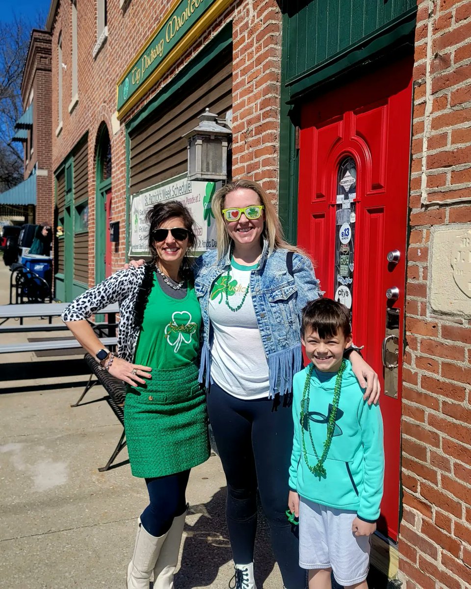 CarrieTergin's tweet photo. St. Pat's Day stylin' in our #Studio573 shirts! Paddy Malone's Irish Pub @PaddyMalones_MO #SelfiewiththeMayor βοΈβοΈππ https://t.co/JmaKKEqfAw