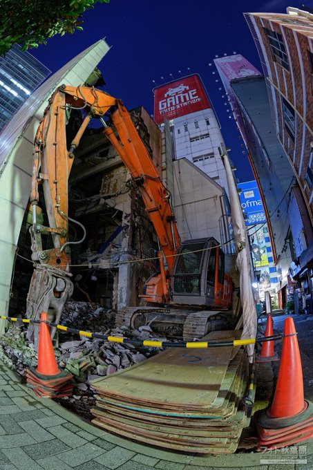 10年前の秋葉原風景(685)星も見えそうな深夜の秋葉原には、鉄の爪を装備した重機が明日の作業に向けて休んでいる。千代田