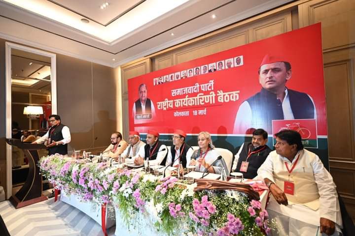 Samajwadi_mpi's tweet photo. समाजवादी पार्टी "राष्ट्रीय कार्यकारिणी" की दो दिवसीय बैठक कोलकाता में प्रारंभ हुई। https://t.co/MaUUPkWRNv