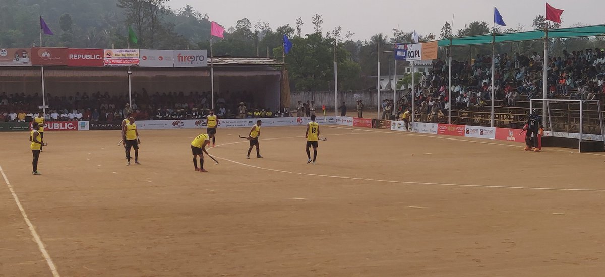 MilanMandy's tweet photo. Witnessing an exhibition match between Indian junior  hockey team and Karnataka. Love for hockey is forever @kodavahockey @SVSunil24 @TheHockeyIndia #Appachettolandacup#kodavahockeynamme https://t.co/qcfFyUyv7x