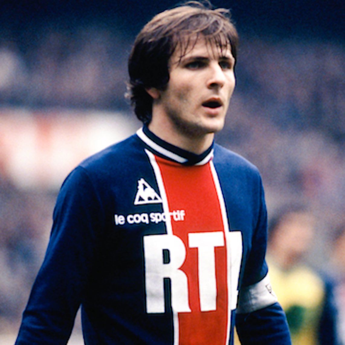 STB_KOB's tweet photo. @CanalSupporters @FootyHeadIines Chaque année toujours plus loin dans le mauvais goût 🤮 Un seul maillot historique l'Hechter #BBRBB  Et pour l'extérieur c'est maillot blanc à bande rouge et bleu. Respectez nos couleur ! https://t.co/Cpi6w0BH7Y