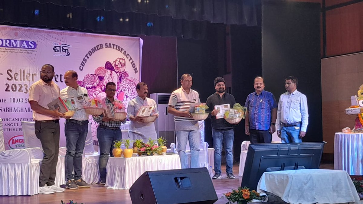 apc_program's tweet photo. We were privileged to participate, as a resource agency, in ORMAS Angul's "Buyer-Seller Meet" 

It brings farmers &amp; buyers together to foster better understanding of backward &amp; forward linkages in collective marketing, supply chain management, and branding &amp; packaging.
@angul_dm https://t.co/zJgxgTIagD