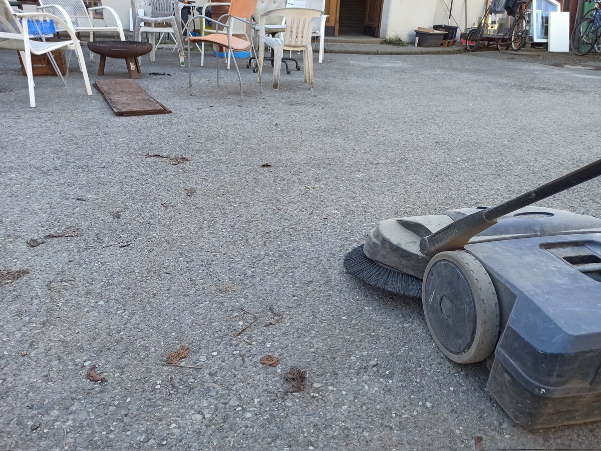 _Schelling_'s tweet image. Haben Sie genug vom mühsamen Kehren mit Besen und Kutterschaufel von Hand? Mit dem Kehrmeister 3.000 wird ihr Hof im Handumdrehen blitzeblanke sauber!

Heute ist Bausamstag - überall, wo irgendetwas ansteht, wird gerödelt - und wir machen die Schelling fit für den Frühling!