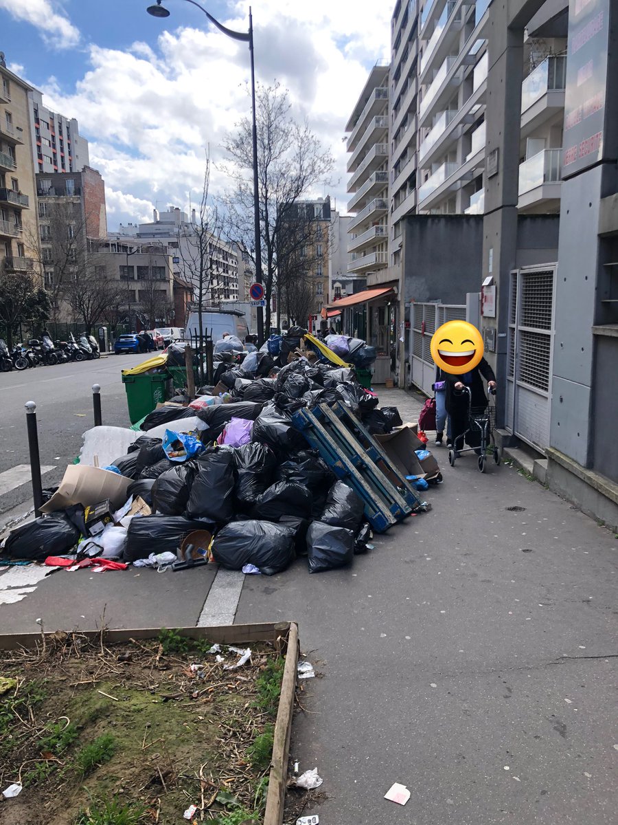 Heureusement, grâce à <a href="/lamiaela/">Lamia El Aaraje</a>, le déambulateur passe encore à côté des ordures de <a href="/MartinBussy/">Martin Bussy</a>.
Les sans dents vous remercient