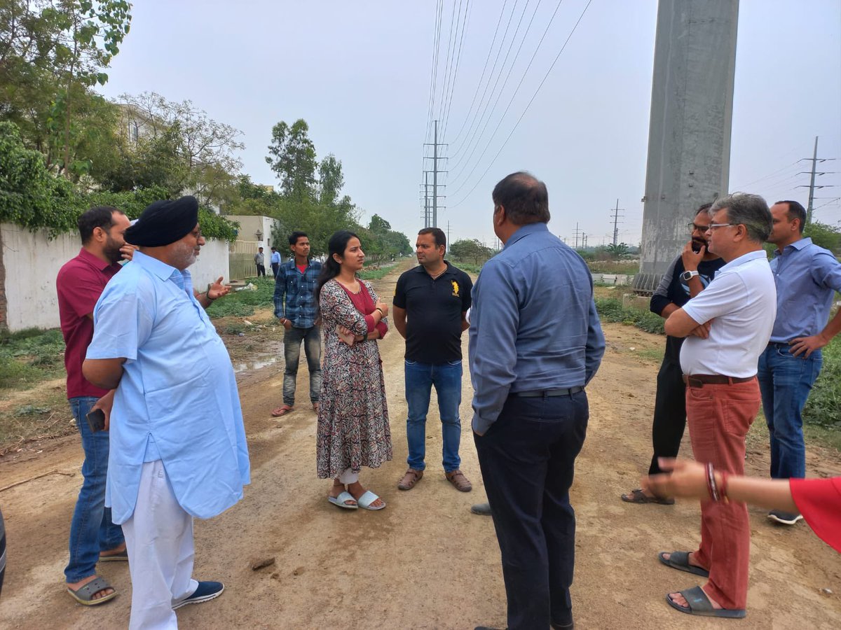 Sarpanch_Rajpur's tweet photo. Paramount Golfforeste, site c, Greater Noida
‘नाम बड़े और दर्शन छोटे’ वाली कहावत पर बिलकुल सटीक साबित होता है। यहाँ के सभी निवासी परेशान है क्यूँकि पूरी सॉसायटी का सीवर मलवा पम्प द्वारा बाहर छोड़कर लोगों के जीवन को नर्क बनाने वाले @para_golforeste बिल्डर ने कोई कमी नहीं छोड़ी। सुनवाई के नाम पर घूमाना ही इनका काम बन कर रह गया है। इनके ख़िलाफ़ शिकायत करने पर UPSIDC के ExEn तथा JE द्वारा आज मौक़े की जाँच हुई जिसमें पैरामाउंट को नीचा देखना पड़ा। इतने बड़े बिल्डर को सॉसायटी बनाने से पहले कम से कम सीवर की व्यवस्था तो सही रखनी चाहिये थी। अब इस समस्या का पक्का समाधान किया जाएगा के आश्वासन के साथ हमसे कुछ दिन का समय माँगा गया है।
सहयोग करने के लिए ACO UPSIDC @iaspremprakash सर का धन्यवाद, उम्मीद करते है हमारी मदद होगी इस समस्या का पुख़्ता समाधान किया जाएगा। 🙏🏻

@arvindkumar_ias @navneetsehgal3 @para_golforeste @dfccil_india @ANI @upeidaofficial @CeoNoida @OfficialGNIDA @TOINoida