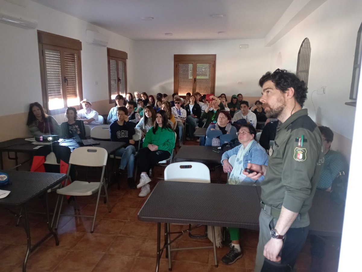 AAMM_JCCM's tweet photo. ➡️ Esta semana se ha impartido en el aula de naturaleza de #Madridejos una charla divulgativa en inglés  sobre nuestra profesión  dirigida a alumnos 🧑🏼👧🏻 y profesores de intercambio de Portugal, Polonia, Grecia y Lituania. https://t.co/Snct3omQVk
