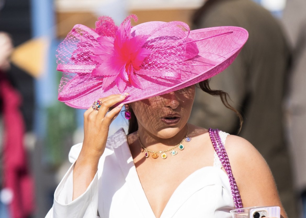 Fairyhouse's tweet photo. 👒 Hold on to your hats as our Early Bird Easter Festival ticket offer ends tomorrow night!! 

🎫 Tickets from €15 &amp; kids u13 GO FREE
👉🏼 https://t.co/1MKBaMuSEq

#EveryRacingMoment #BoylesportsIGN https://t.co/FX86FNiUZF
