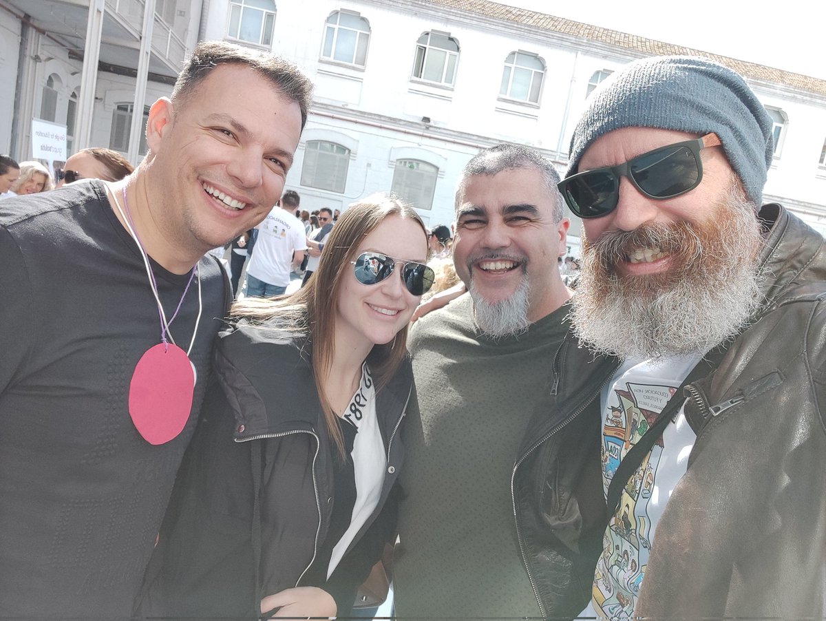 leonidasarjona's tweet photo. Marvelizando con @Profe_RamonRG y recordando #GamificaAtq20 con @pabloferas en #EABE23 https://t.co/Y9FDJ68cdW