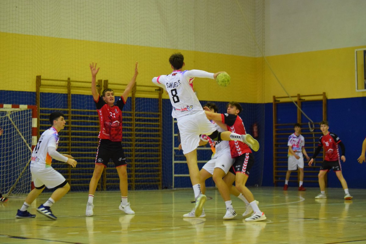 ASOBAL's tweet photo. 🏆 𝐌𝐢𝐧𝐢𝐜𝐨𝐩𝐚 𝐏𝐥𝐞𝐧𝐢𝐭𝐮𝐝𝐞 𝐀𝐒𝐎𝐁𝐀𝐋
⚔️ Cuartos de Final (Cat. Juvenil)
🤾‍♂️ @ADEMARLEON 2⃣2⃣ 🆚 @BalonmanoBurgos 1⃣3⃣
📍 Pabellón Hispánico (León)

¡Los ademaristas también estarán en la semifinal juvenil! ¡Enhorabuena! 🙌

📸 E. Hernández

🟢🟡 #LaEnergíadeASOBAL https://t.co/jnkw9bZbDI