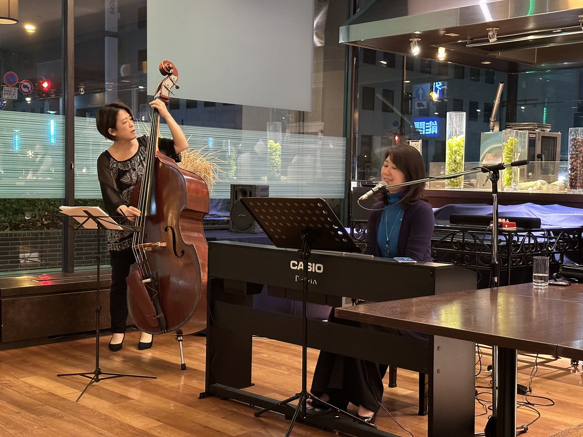 pidapu's tweet photo. 本日のLIVE PATIO🎵🎹🎤✨✨
斎藤 栞さん ピアノ・ヴォーカル
若林美佐さん ベース
桜🌸のムース+アイスコーヒー
#LIVEPATIO
#ホテルキャッスル山形
#斎藤栞
#若林美佐
#美味しいもの食べよう https://t.co/VmvbieIyBH