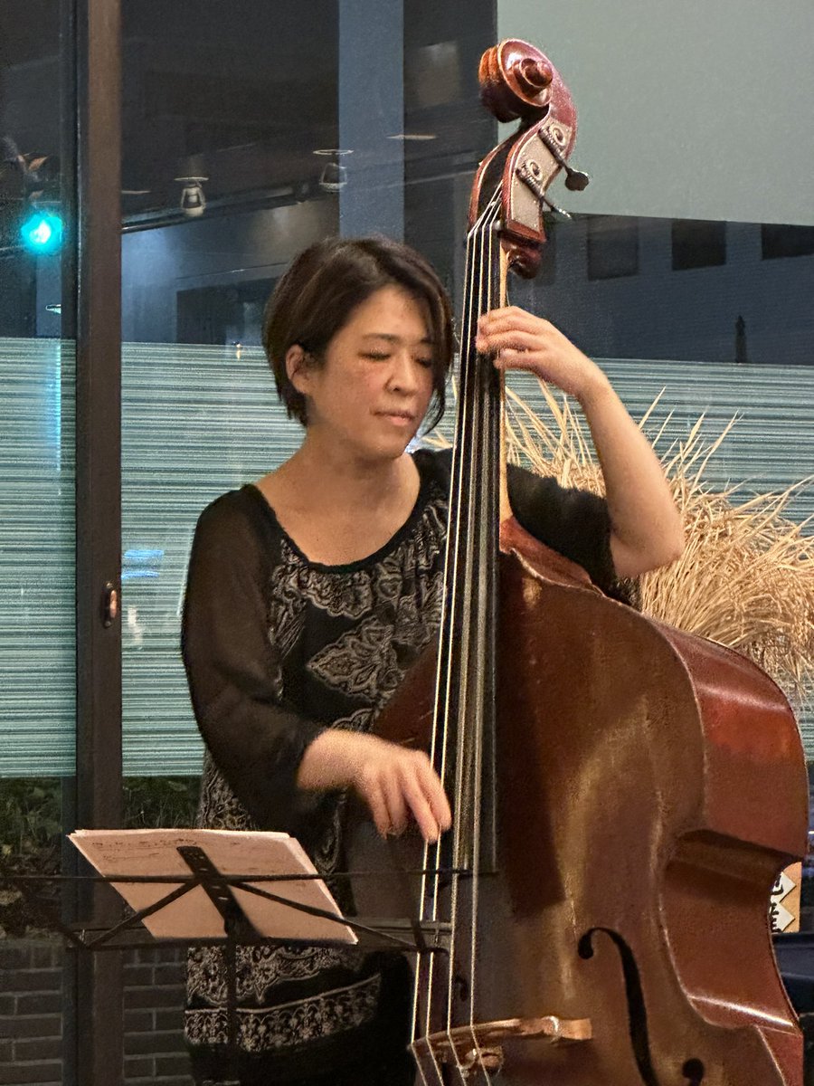 pidapu's tweet photo. 本日のLIVE PATIO🎵🎹🎤✨✨
斎藤 栞さん ピアノ・ヴォーカル
若林美佐さん ベース
桜🌸のムース+アイスコーヒー
#LIVEPATIO
#ホテルキャッスル山形
#斎藤栞
#若林美佐
#美味しいもの食べよう https://t.co/VmvbieIyBH