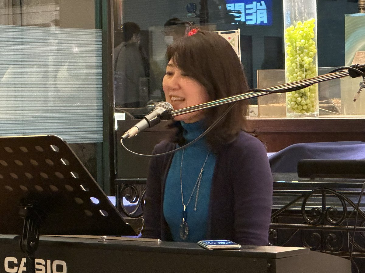 pidapu's tweet photo. 本日のLIVE PATIO🎵🎹🎤✨✨
斎藤 栞さん ピアノ・ヴォーカル
若林美佐さん ベース
桜🌸のムース+アイスコーヒー
#LIVEPATIO
#ホテルキャッスル山形
#斎藤栞
#若林美佐
#美味しいもの食べよう https://t.co/VmvbieIyBH