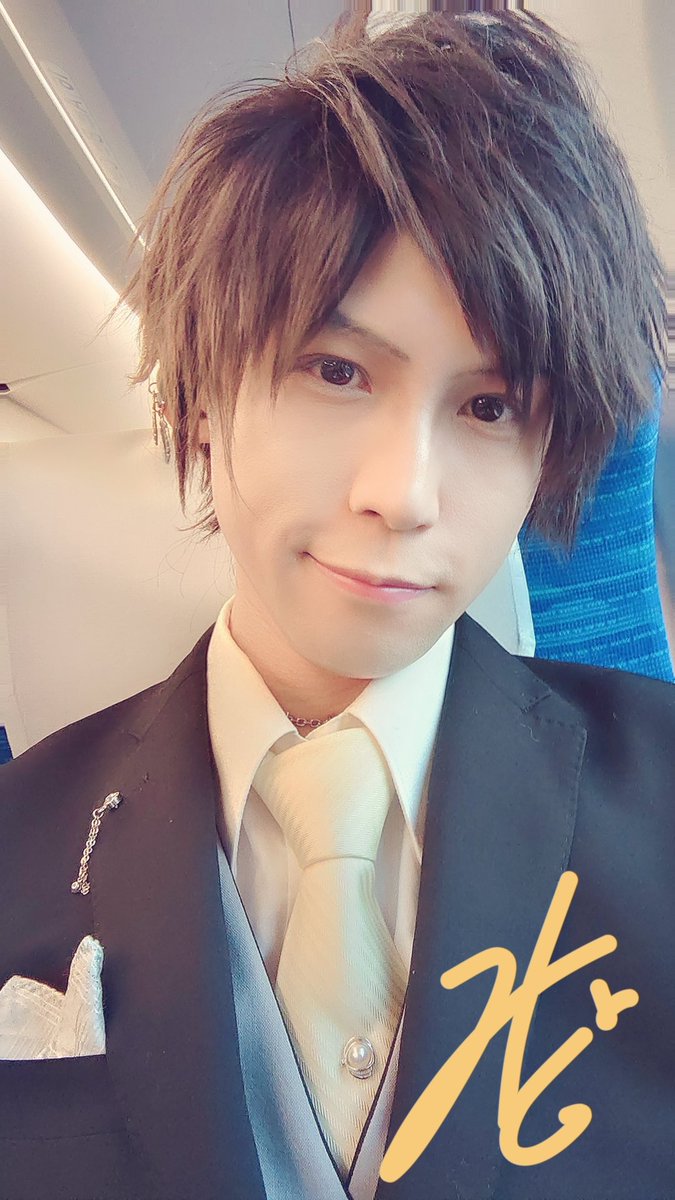 FoxColors's tweet photo. そういえばこの前友達の結婚式行ったんやけどスーツ姿めっちゃ盛れた https://t.co/uvYZUJnBaQ