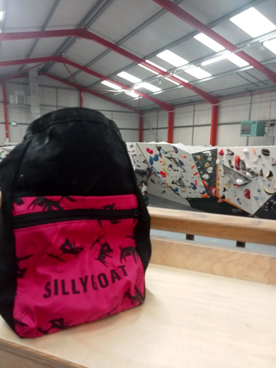 Geology_Tim's tweet image. Nice chalk bag courtesy of #Sillygoat it holds all your chalk brushes 🖌️ nicely without falling over and has a decent sized zipped pocket for phones and snacks #bouldering