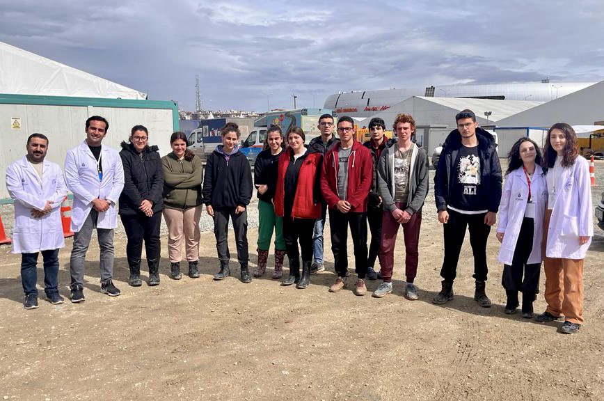 Ders Atölyeleri ile LGS-YKS hazırlık sürecinde Hataylı öğrencilerin de yanındayız.

Kırtasiye setlerinin de içinde bulunduğu Mobil Ders Atölyemiz, Hatay’ın dört bir yanını gezecek.