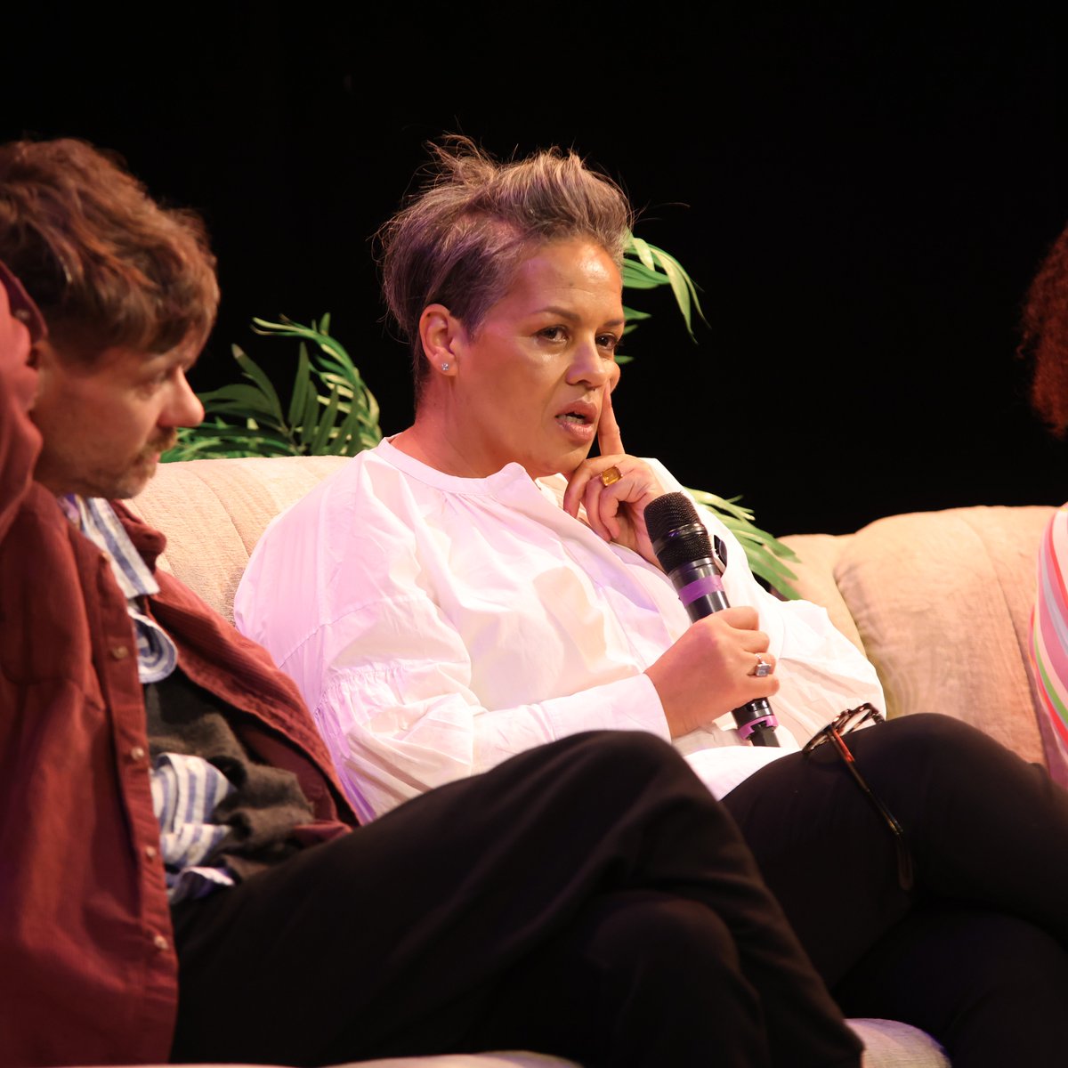 deBritish's tweet photo. 'I thought working-class ppl are posh. (...) It’s great to celebrate and not apologise for being working class.'
@KitdeWaal reflecting on her road from #underclass to #workingclass. #BritLit23 https://t.co/8hZ3dlYpUF