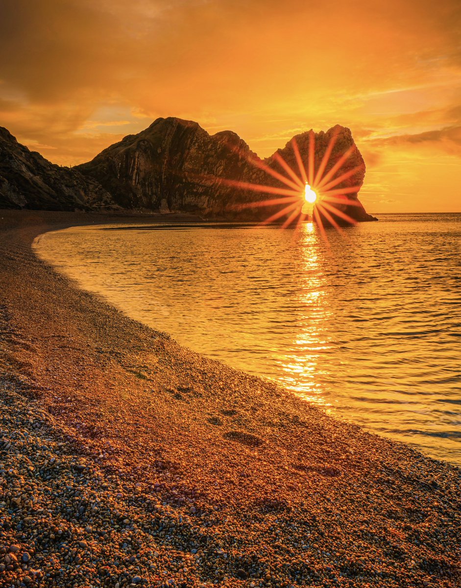 A golden moment at Durdle door #DurdleDoor #dorset #dorset #sonyalpha #KingstonIsWithYou 🐉 📸 🌞 @SonyUK @SonyUK @StormHour @VisitSEEngland @VisitWestDorset @VisitEnglandBiz