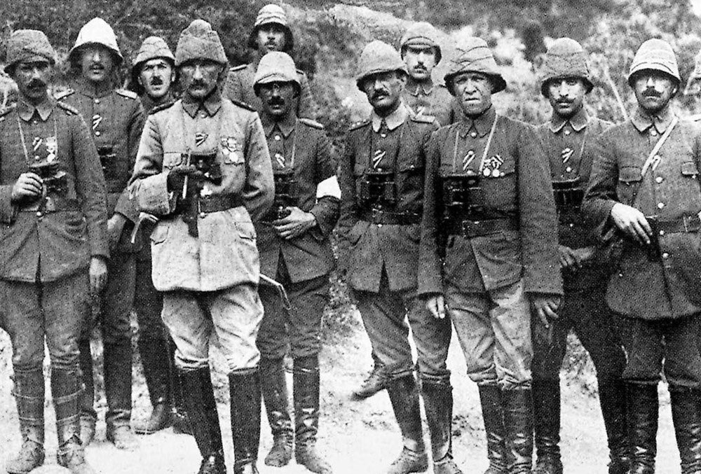 Sana dar gelmeyecek makberi kimler kazsın?
 "Gömelim gel seni tarihe!" desem, sığmazsın.

#18MartÇanakkaleZaferi 🇹🇷