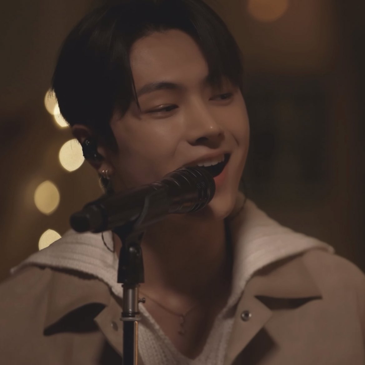 EN7ernally's tweet image. tell me i’m not the only one who got so weak when jay smiled while singing 😭🫠 his smile is so priceless 😭😭😭