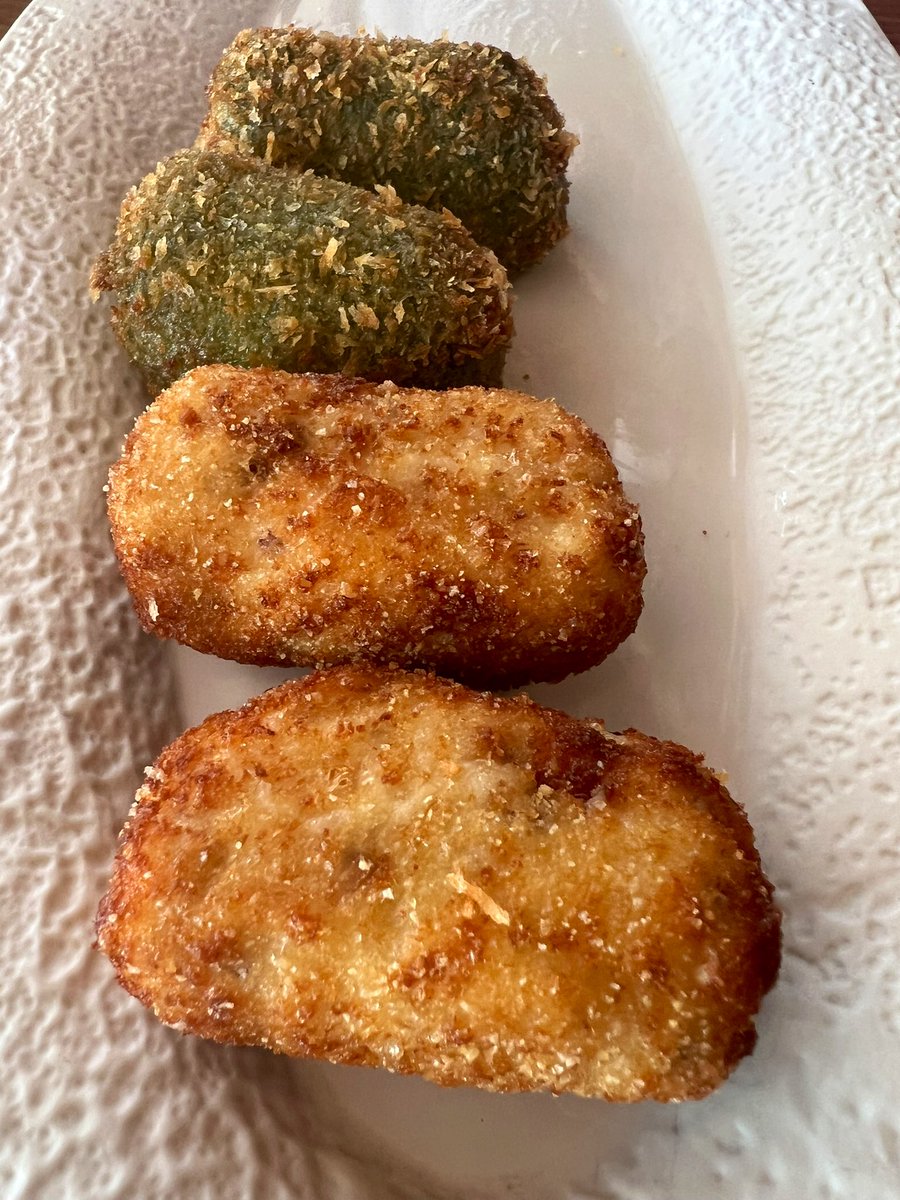 dvillarrib's tweet photo. Unos días #hardworksummum en Mallorca comiendo buenas #croquetas 🤣🤣🤣

1.- jamón ibérico y ricota con espinacas en #txokodemartin
2.- Carne y setas #sonquint
3.- sobrasada #colmadohispania
4.- Jamón ibérico #pula

#summumgolf #summum #mallorca #hardwork #nopainnogain #ADNSummum https://t.co/qLv1XdQcpQ