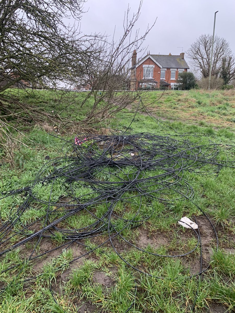 simon_leech28's tweet photo. @RunnymedeNT cables dumped just opposite Runnemede Road https://t.co/HvS1aSY88p
