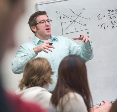 Don't miss @hallbusiness's Kurt Rotthoff, Professor of Economics, discussing his research on NCAA "Cinderella Runs" on <a href="/CNN/">CNN</a> Newsroom w/Fredricka Whitfield today, Saturday, March 18, at 2:00 pm. 
<a href="/SetonHall/">Seton Hall</a> <a href="/SetonHallAlumni/">Seton Hall Alumni</a> #MarchMadness #NCAATournament